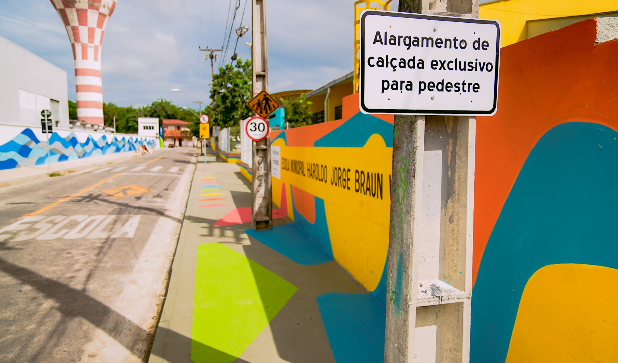 calçada da escola após a requalificação